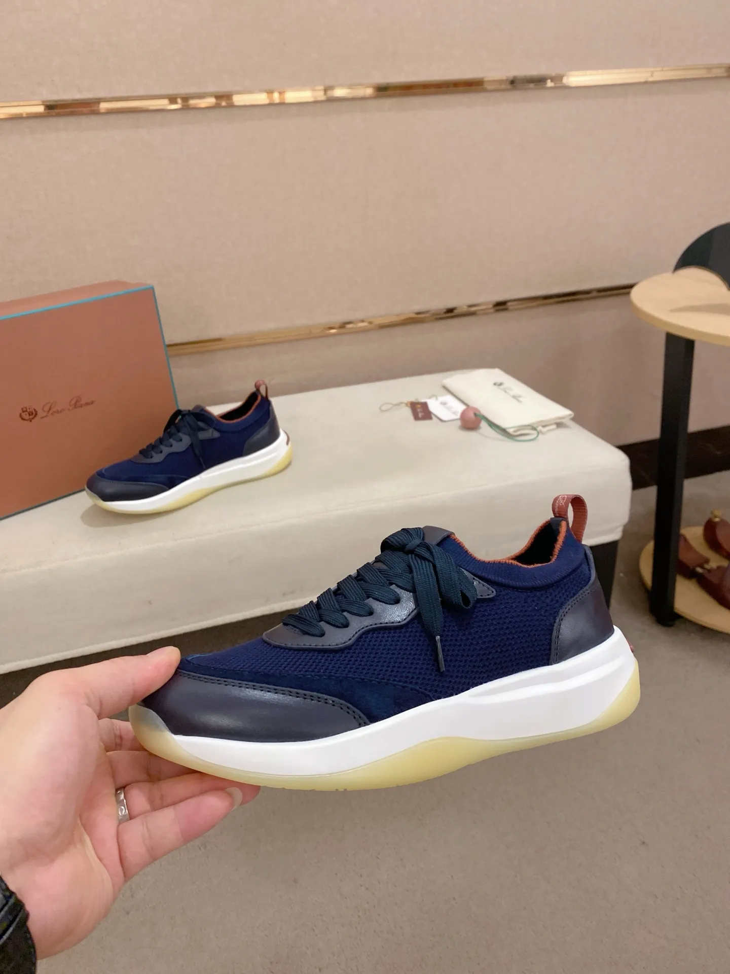 Men's shoes💰: 540💰🔥𝐥𝐨𝐫𝐨 𝐏𝐢𝐚𝐧𝐚 lp classic loafers, an Italian treasure brand, the only brand that can match Hermès! Only after wearing it do we realize that we can’t live up to our feet. The upper is made of imported first-layer cowhide with breathable fly-knit fabric, water-dyed cowhide foot pads, and the official original glass rubber outsole and pendant. Exclusive original packaging (tag ➕ brand paper ➕ outer box ➕ hand bag) code number: 38-44. Can be customized 45-46